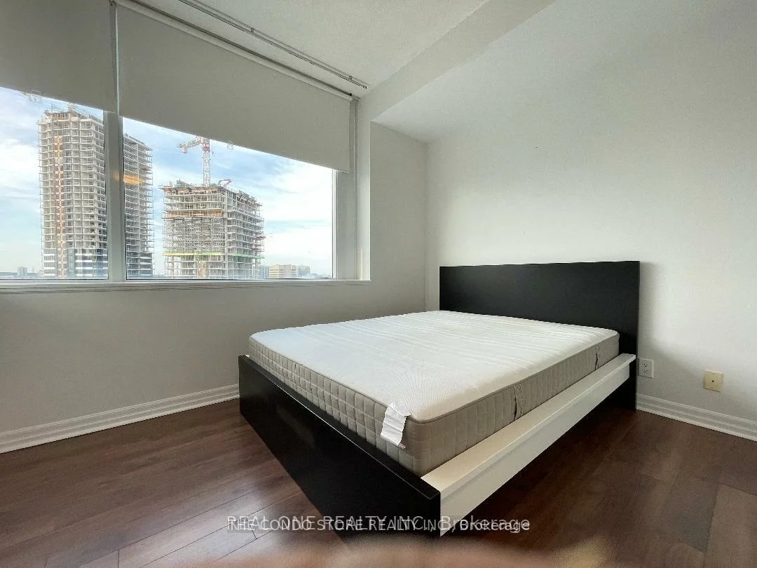 220, Burnhamthorpe, City Centre, Mississauga