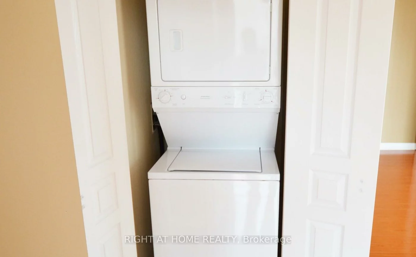 225, Webb, City Centre, Mississauga