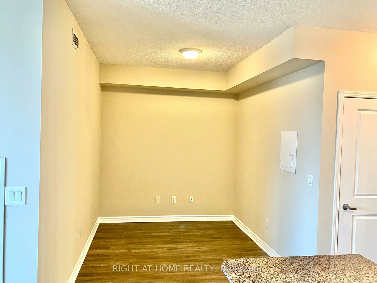 385, Prince Of Wales, City Centre, Mississauga