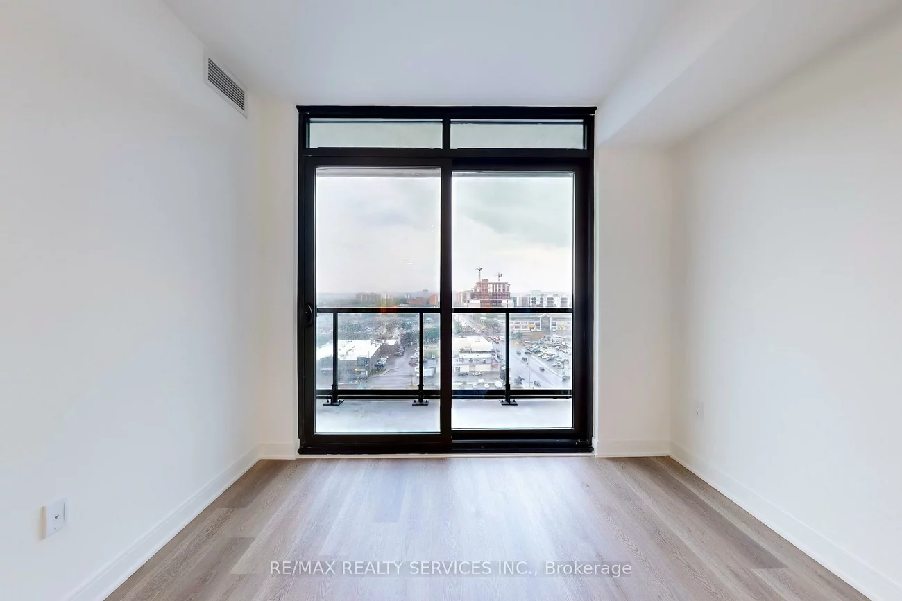 86, Dundas, Cooksville, Mississauga