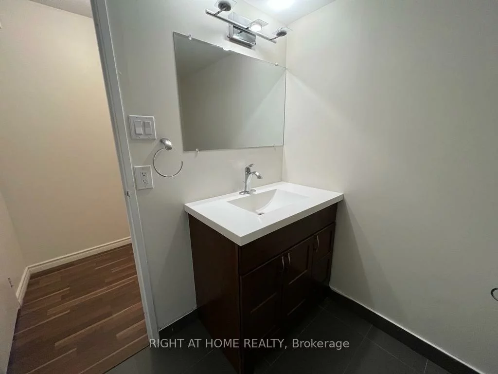 3650, Kaneff, Mississauga Valleys, Mississauga