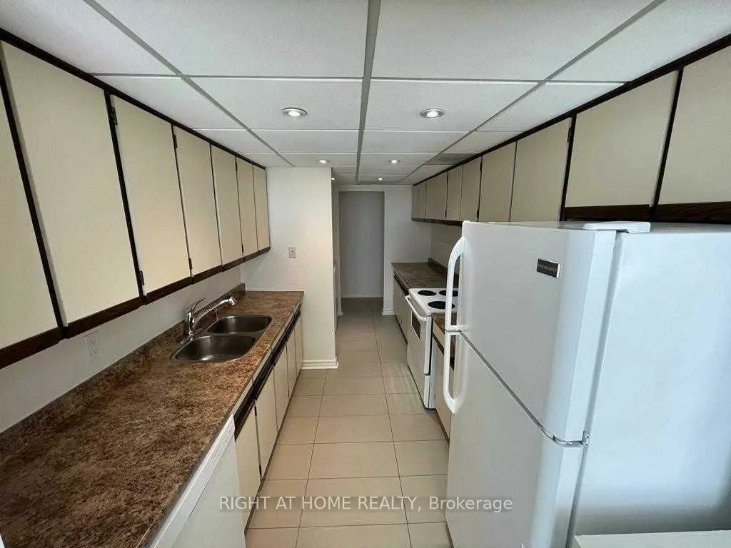 3650, Kaneff, Mississauga Valleys, Mississauga