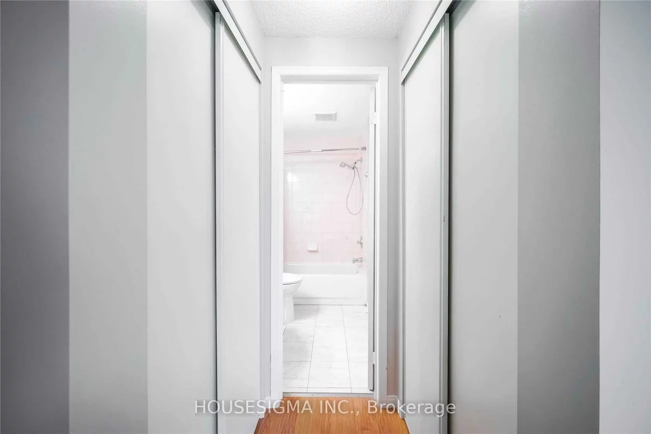 80, Strathaven, Hurontario, Mississauga