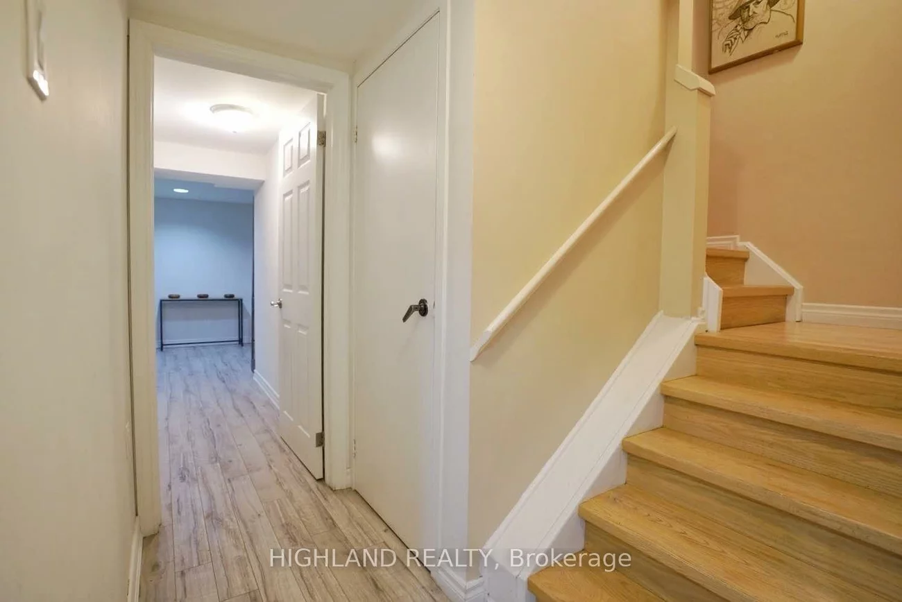 2605, Woodchester, Sheridan, Mississauga