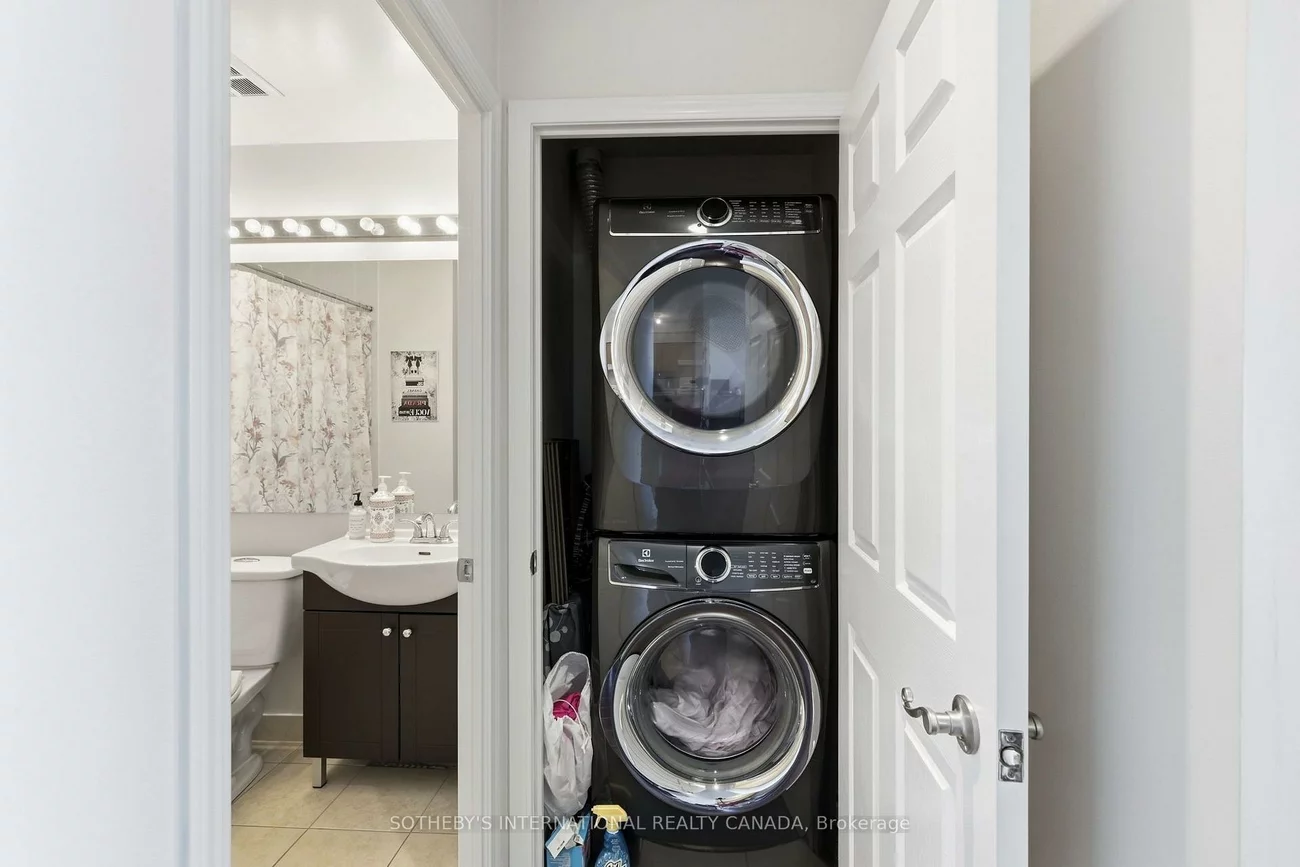 55, Strathaven, Hurontario, Mississauga