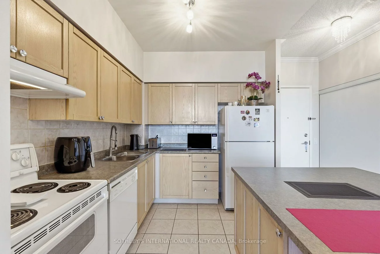 55, Strathaven, Hurontario, Mississauga
