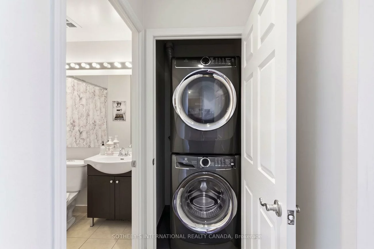 55, Strathaven, Hurontario, Mississauga