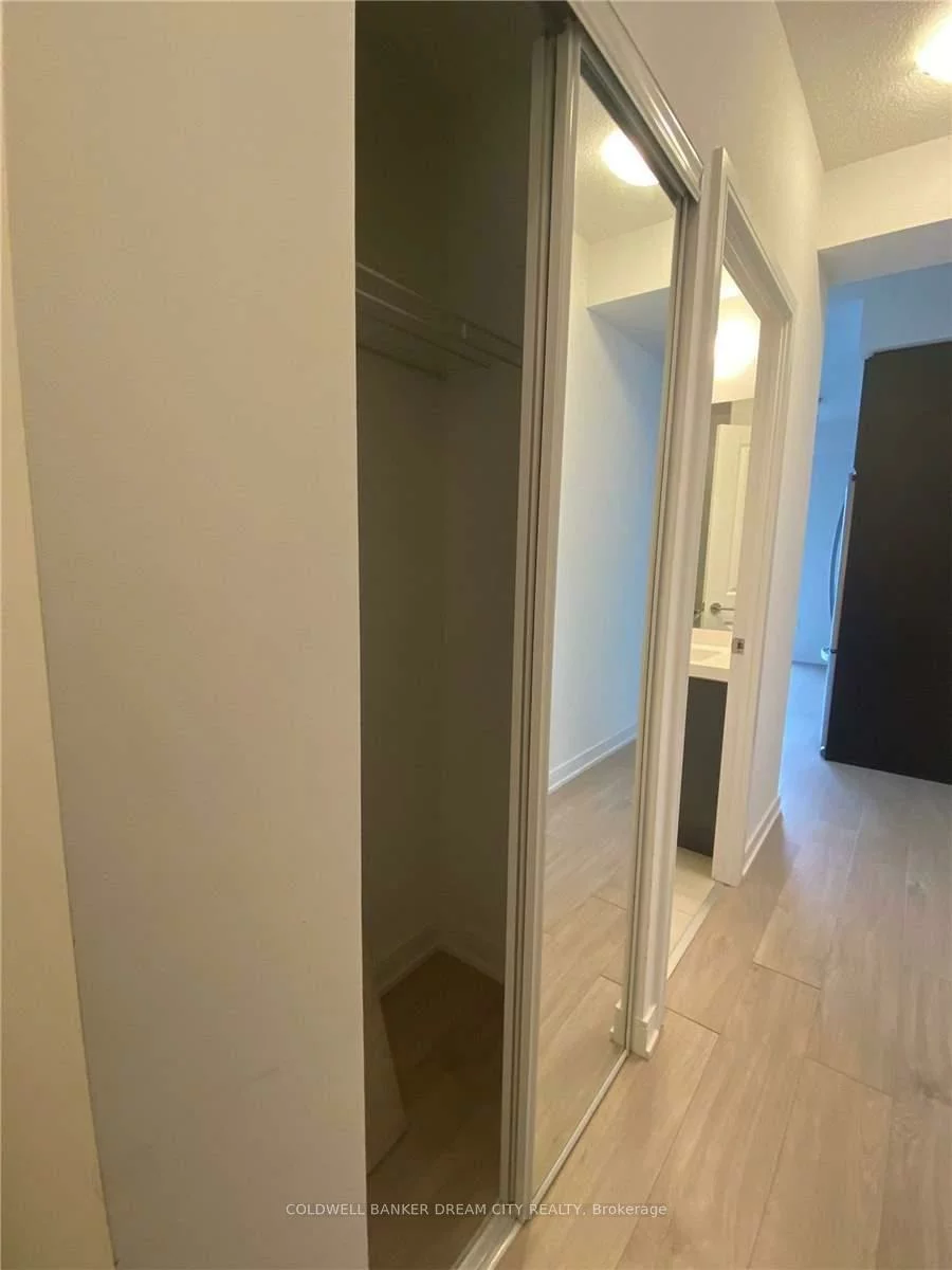 8, Nahani, Hurontario, Mississauga