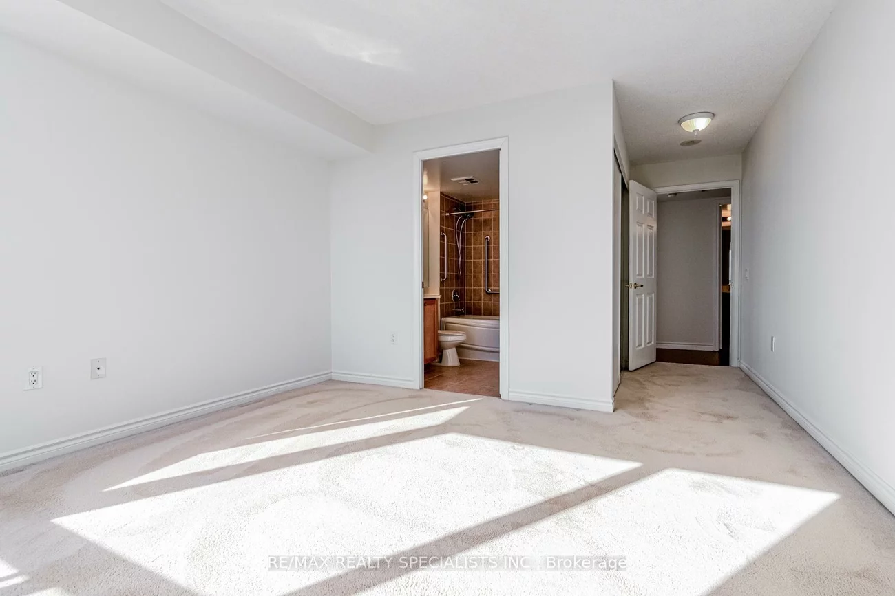 55, Strathaven, Hurontario, Mississauga