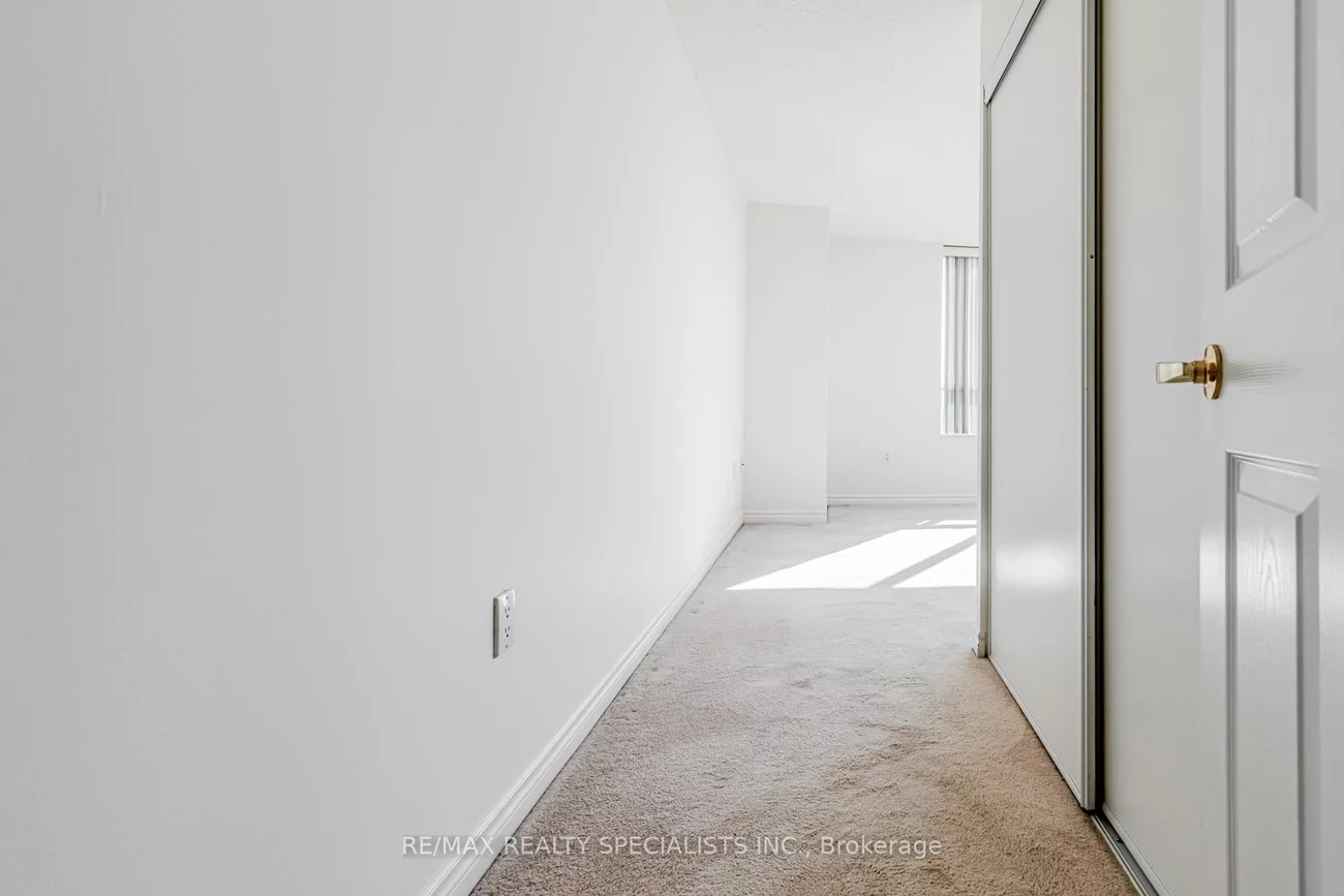 55, Strathaven, Hurontario, Mississauga