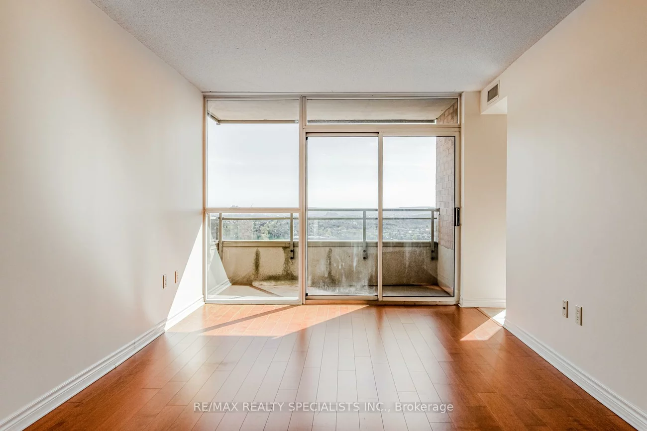 55, Strathaven, Hurontario, Mississauga