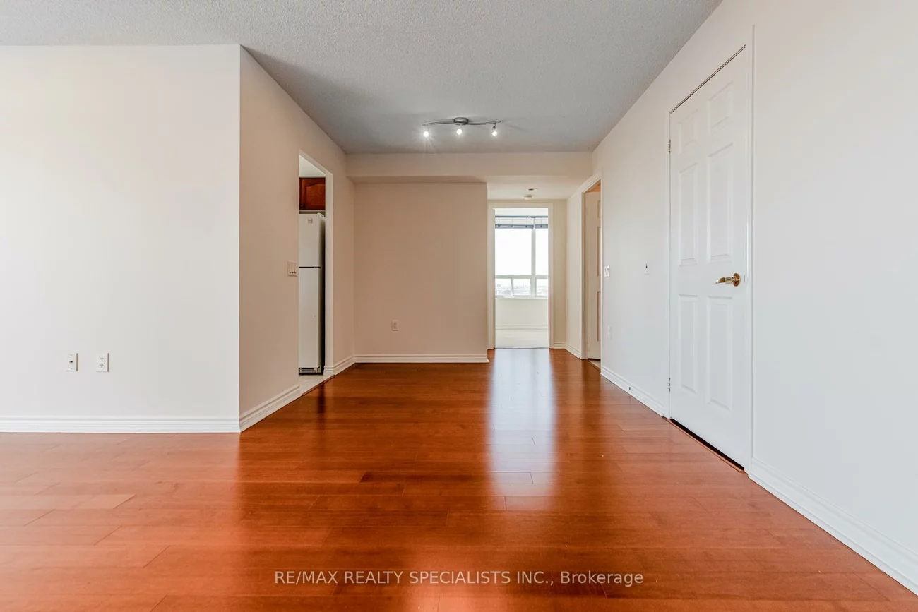 55, Strathaven, Hurontario, Mississauga