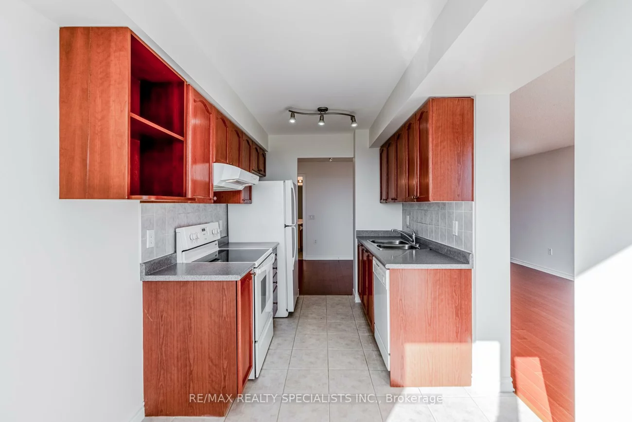 55, Strathaven, Hurontario, Mississauga