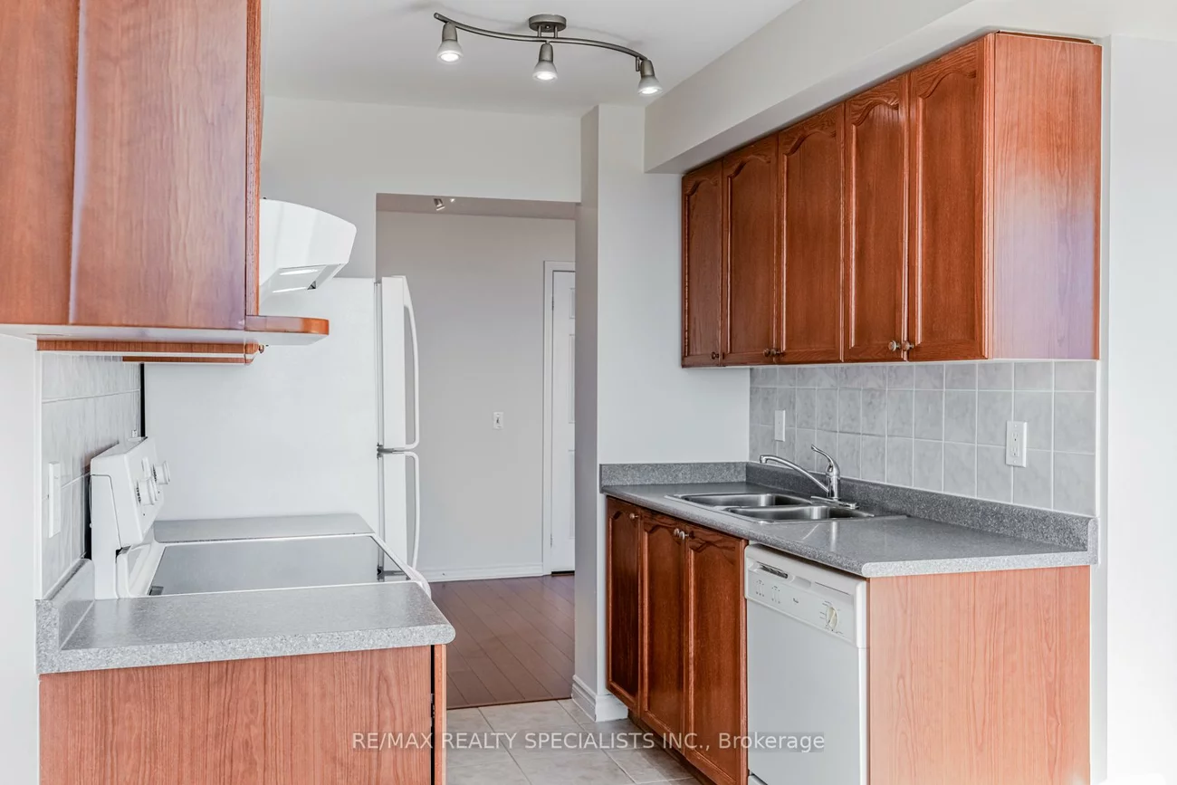 55, Strathaven, Hurontario, Mississauga