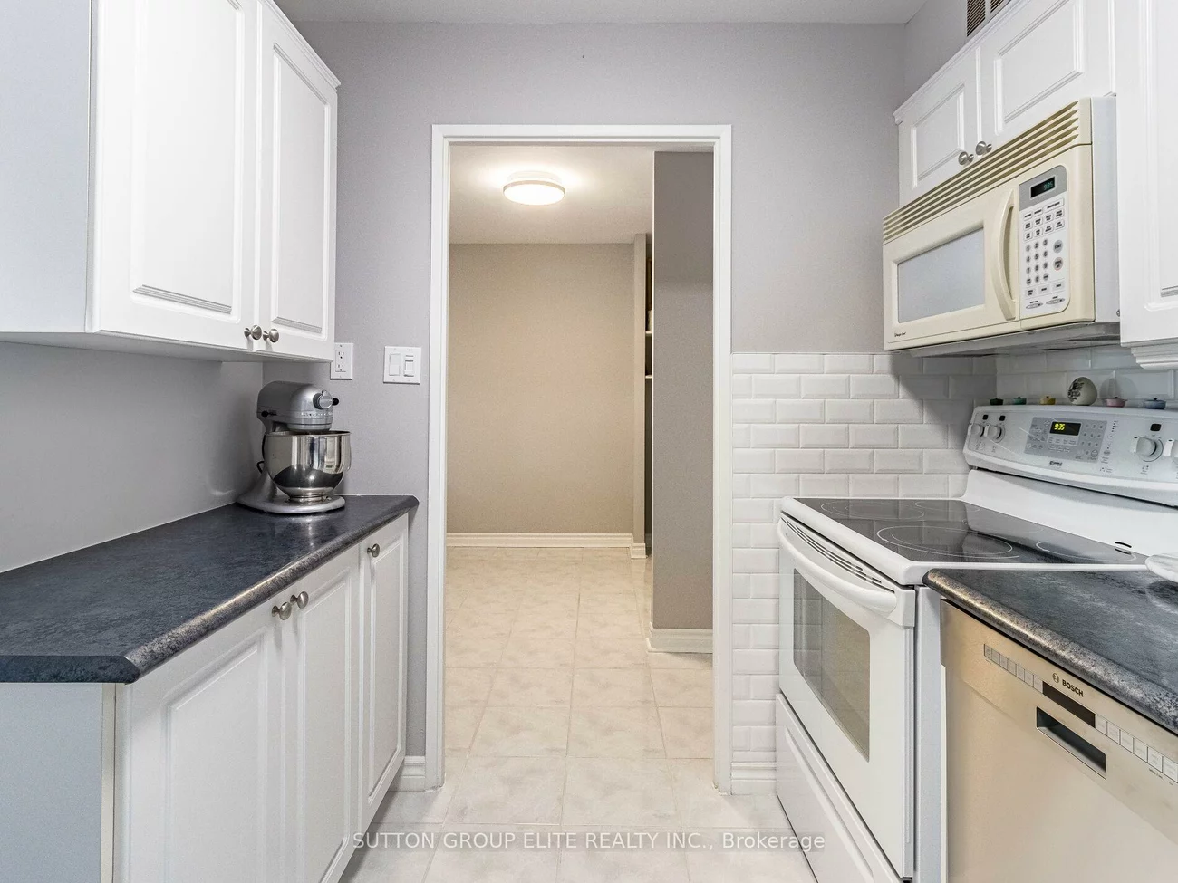 50, Elm, Mississauga Valleys, Mississauga