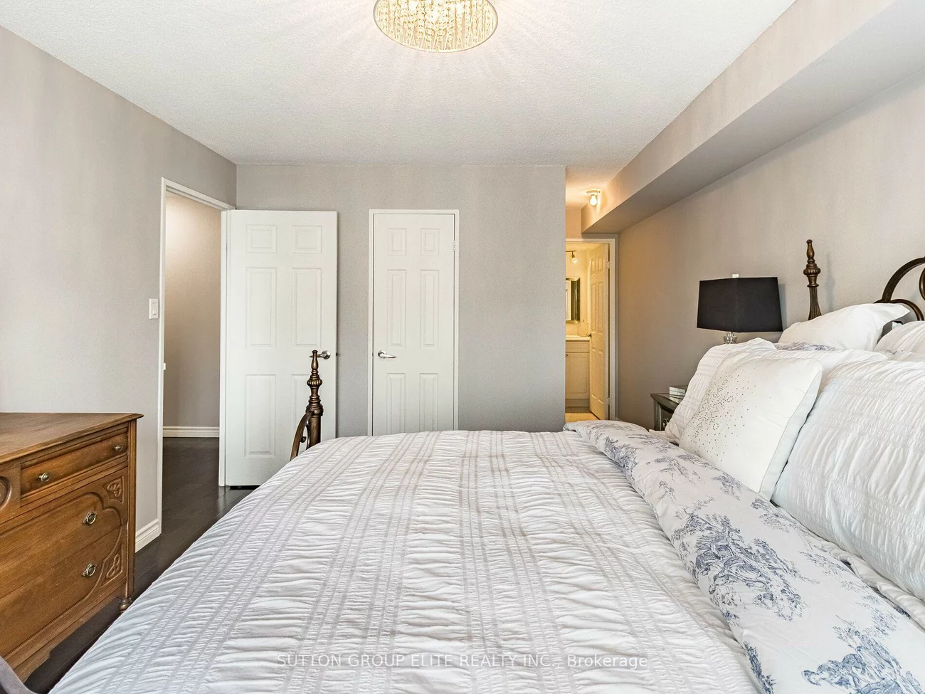50, Elm, Mississauga Valleys, Mississauga