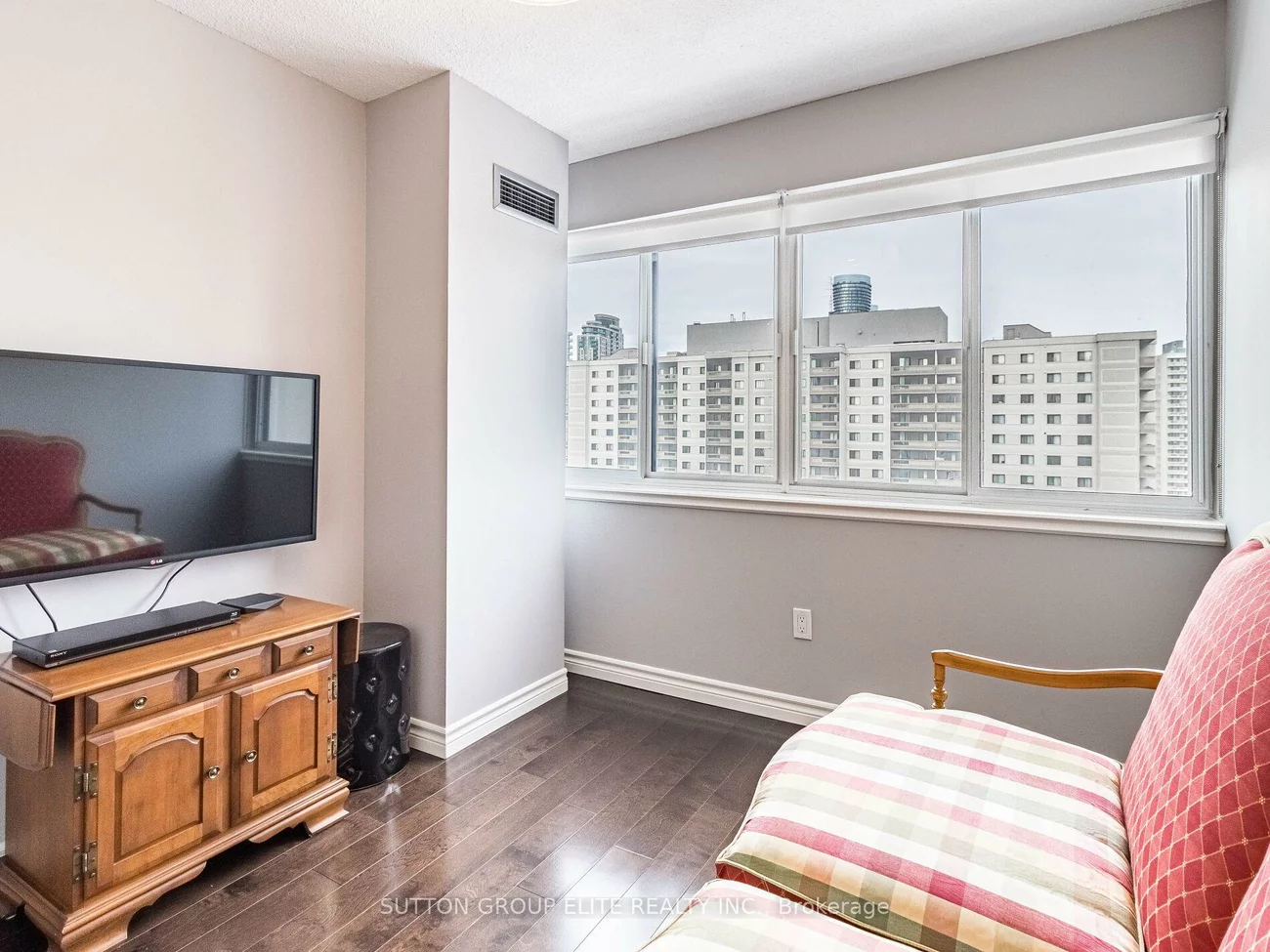 50, Elm, Mississauga Valleys, Mississauga