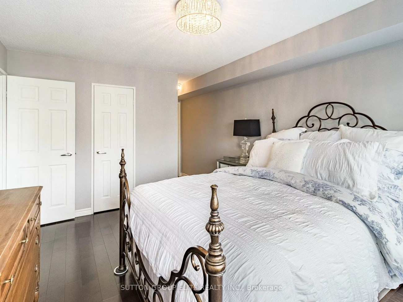 50, Elm, Mississauga Valleys, Mississauga
