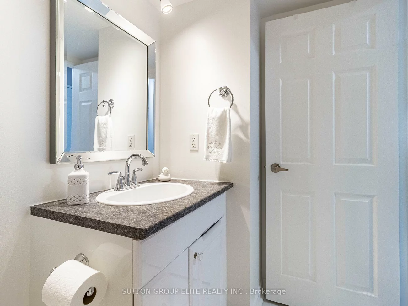 50, Elm, Mississauga Valleys, Mississauga