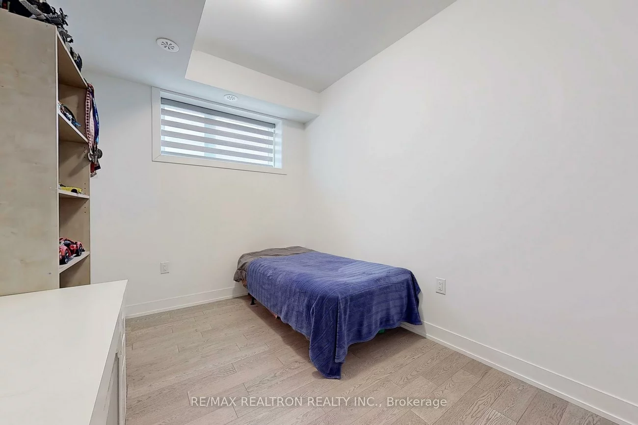 1115, Douglas McCurdy Comm, Lakeview, Mississauga