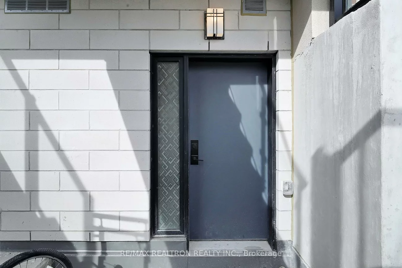 1115, Douglas McCurdy Comm, Lakeview, Mississauga