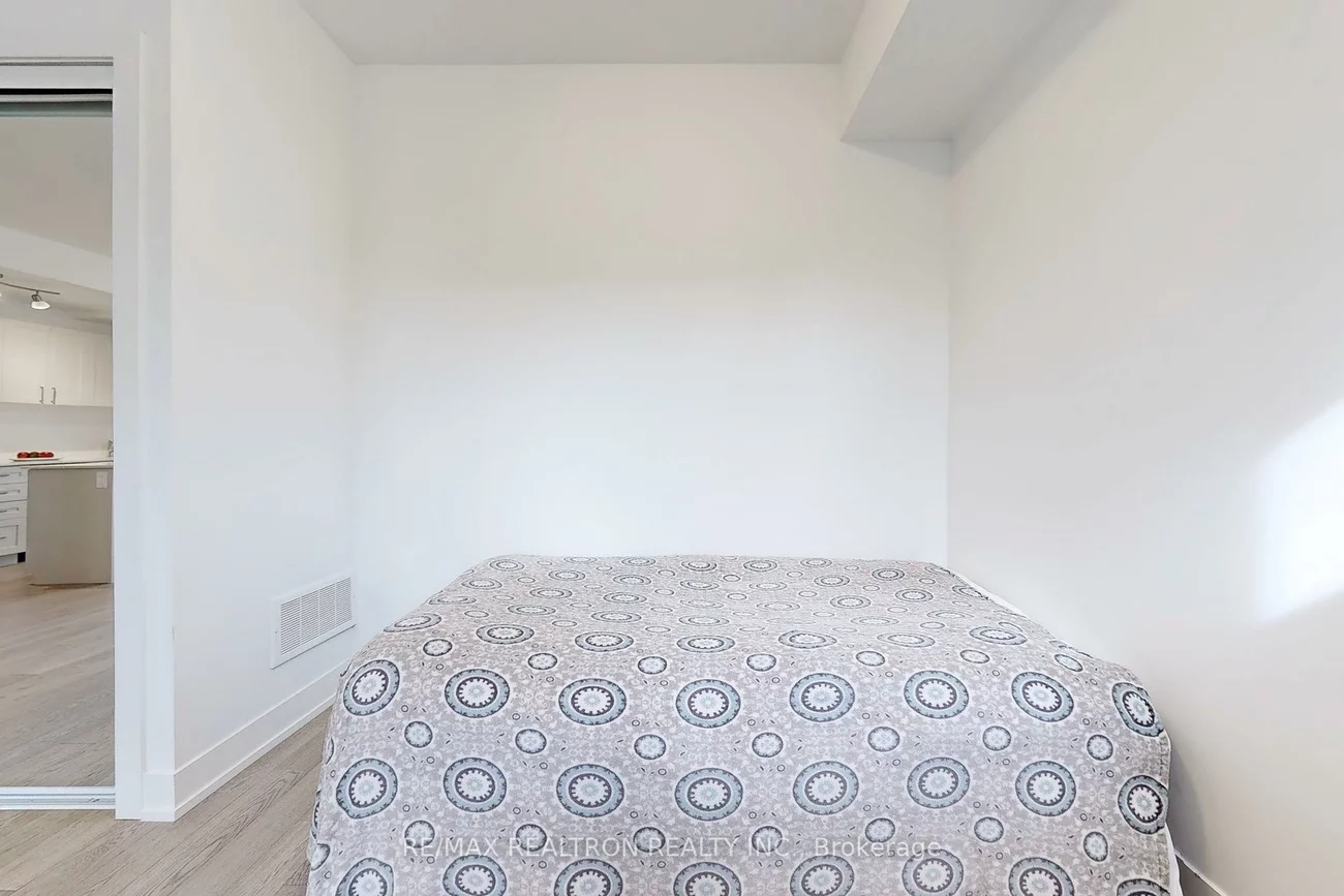 1115, Douglas McCurdy Comm, Lakeview, Mississauga