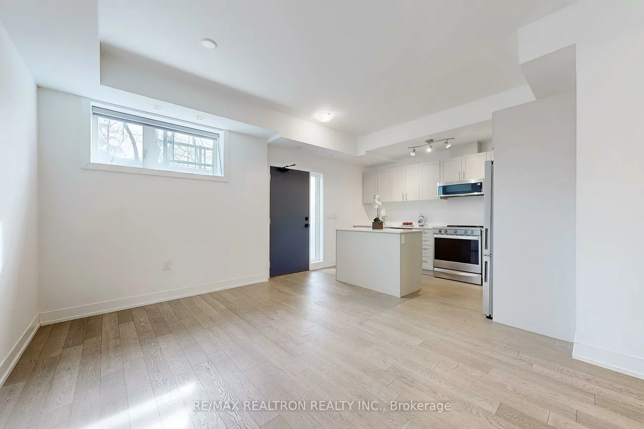 1115, Douglas McCurdy Comm, Lakeview, Mississauga