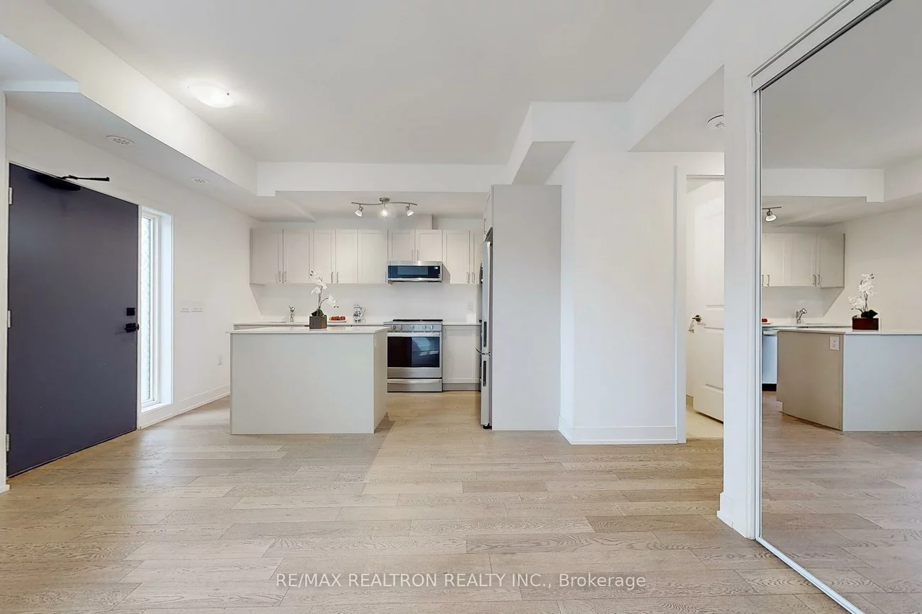 1115, Douglas McCurdy Comm, Lakeview, Mississauga
