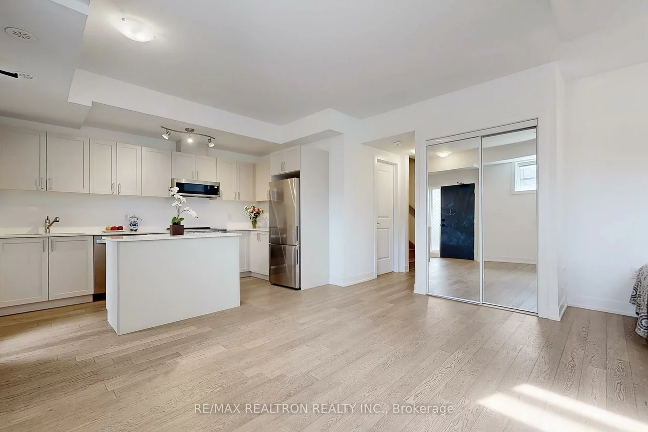 1115, Douglas McCurdy Comm, Lakeview, Mississauga