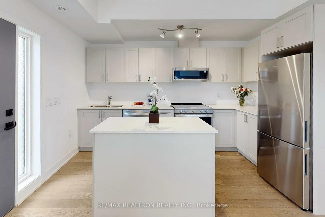 1115, Douglas McCurdy Comm, Lakeview, Mississauga