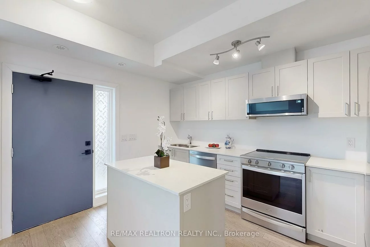 1115, Douglas McCurdy Comm, Lakeview, Mississauga