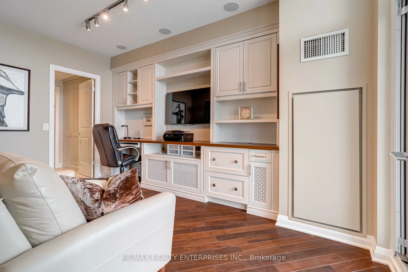 1055, Southdown, Clarkson, Mississauga
