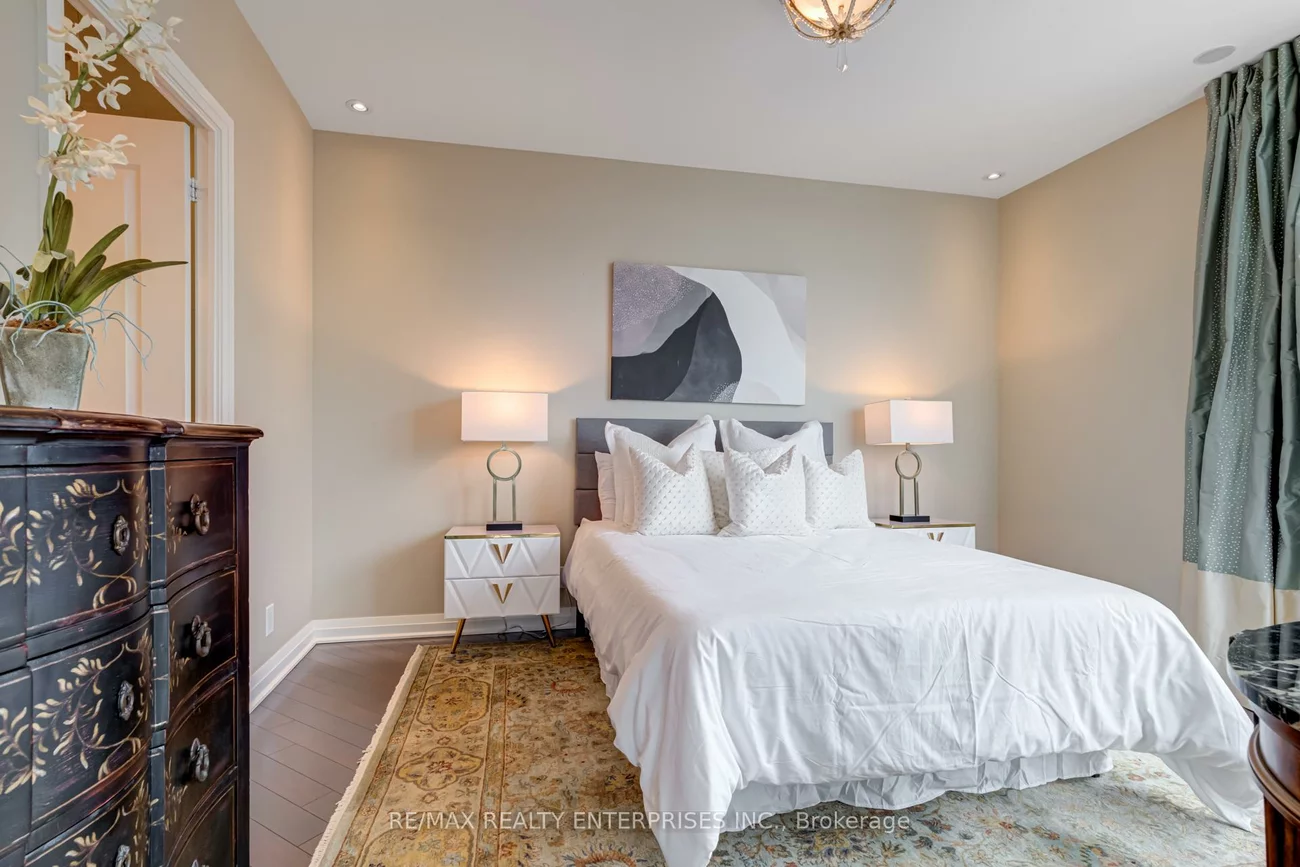 1055, Southdown, Clarkson, Mississauga