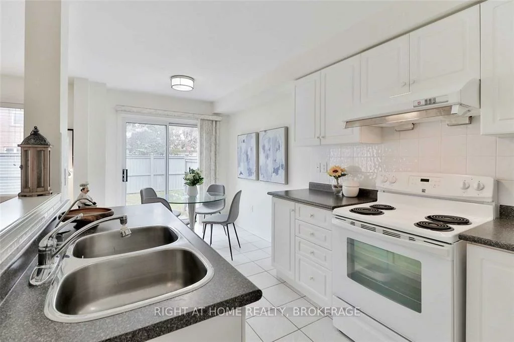 2665, Thomas, Central Erin Mills, Mississauga