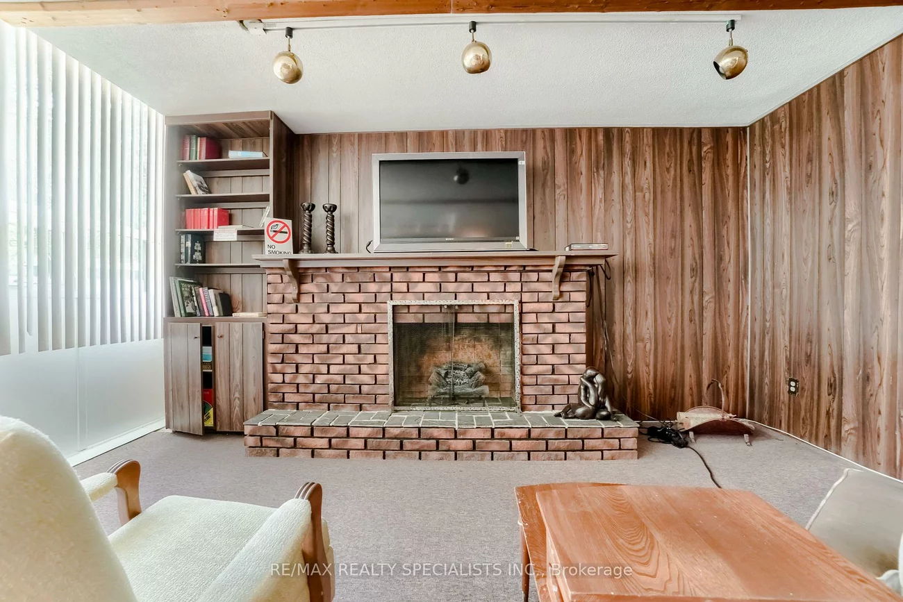 2323, Confederation, Cooksville, Mississauga
