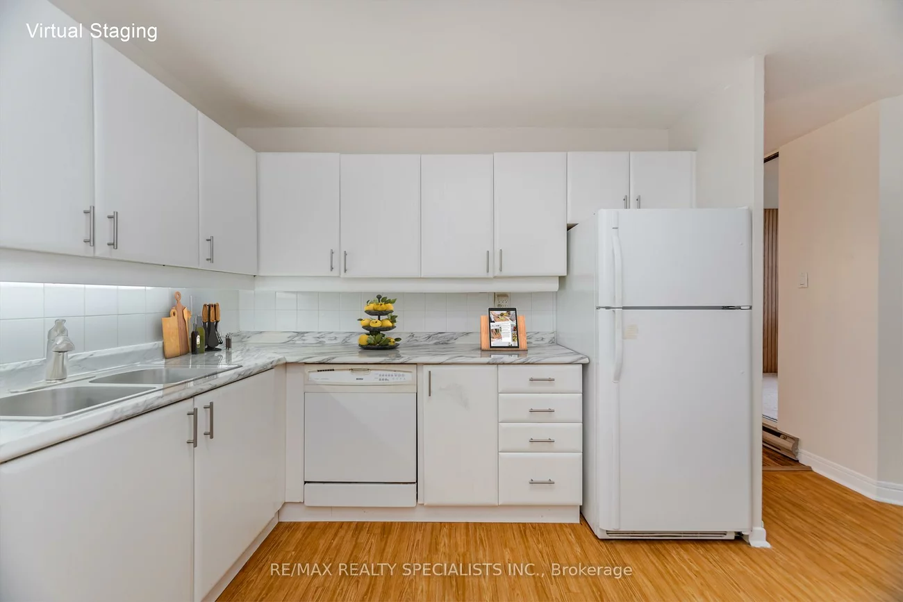 2323, Confederation, Cooksville, Mississauga
