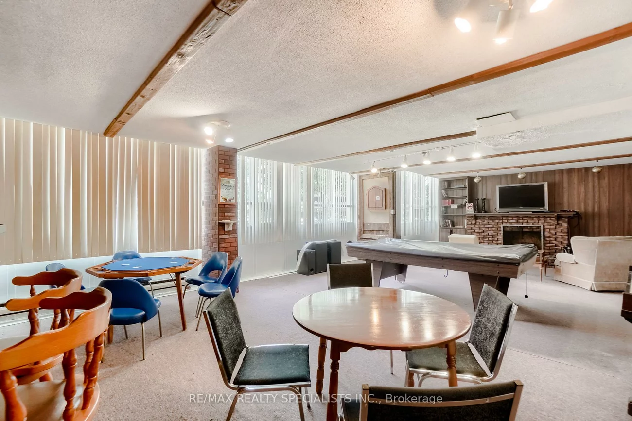 2323, Confederation, Cooksville, Mississauga