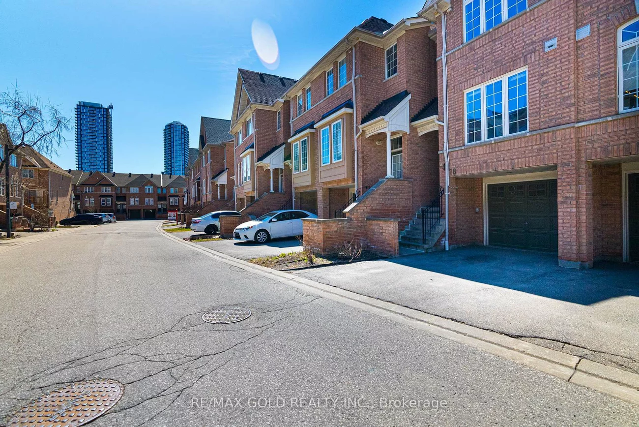 50, Strathaven, Hurontario, Mississauga