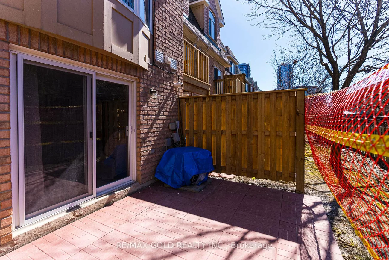 50, Strathaven, Hurontario, Mississauga