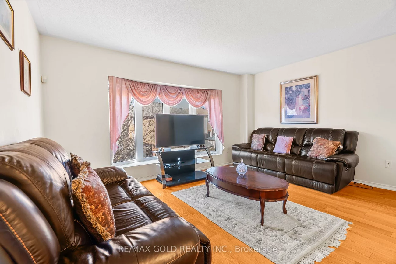 50, Strathaven, Hurontario, Mississauga