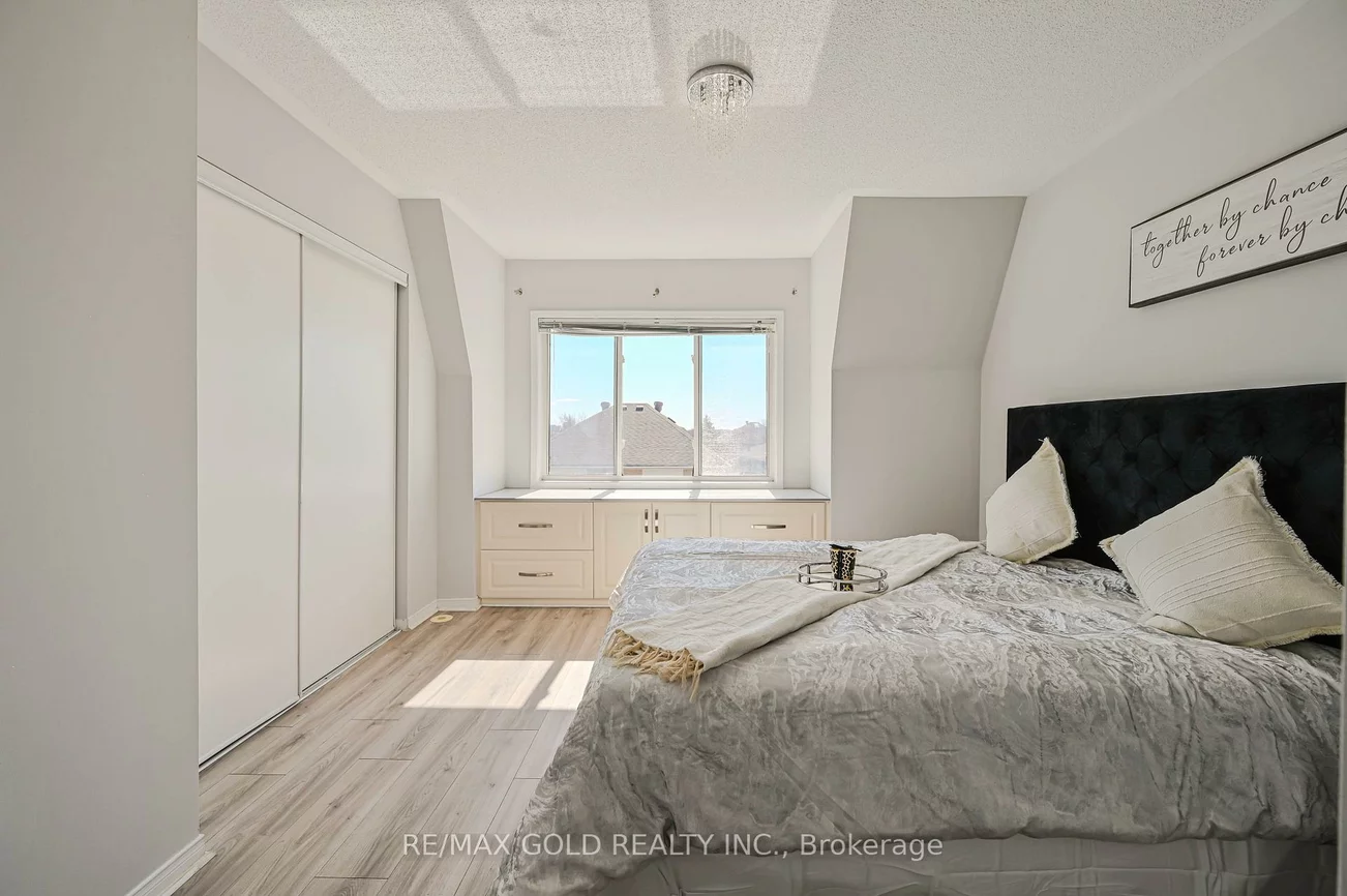 50, Strathaven, Hurontario, Mississauga