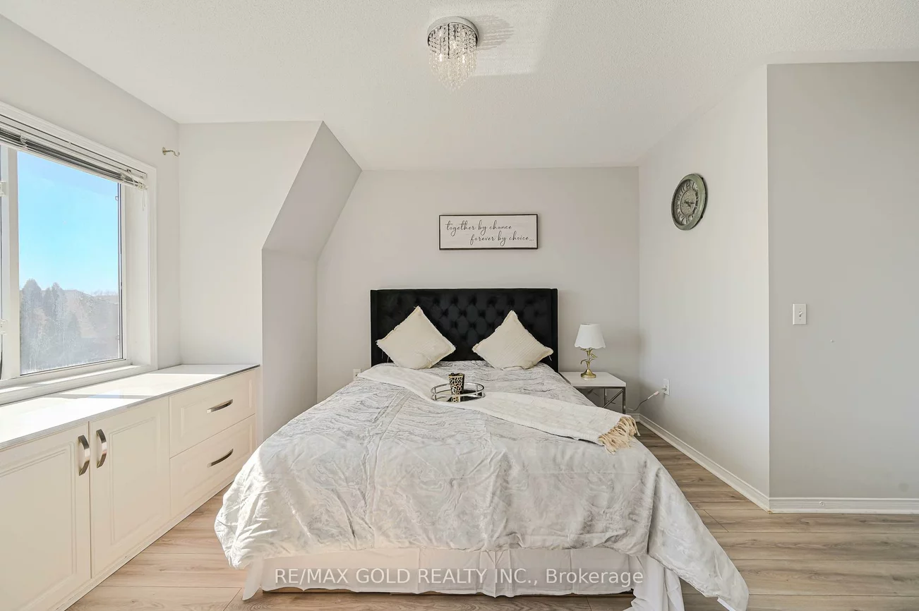 50, Strathaven, Hurontario, Mississauga
