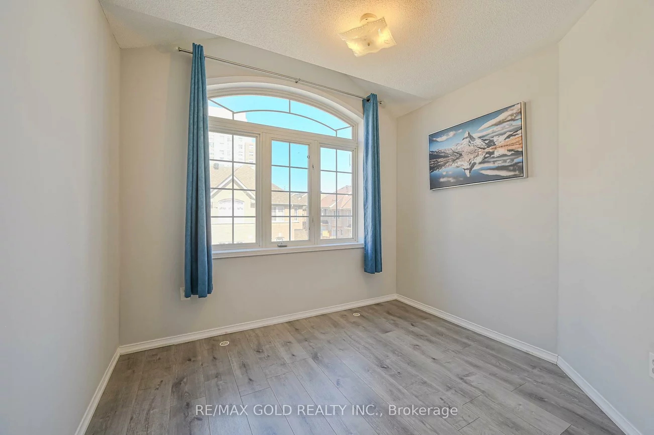 50, Strathaven, Hurontario, Mississauga