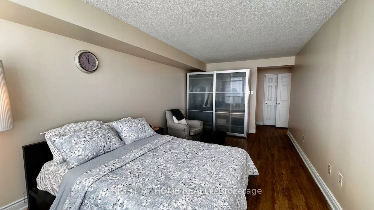 700, Constellation, Hurontario, Mississauga