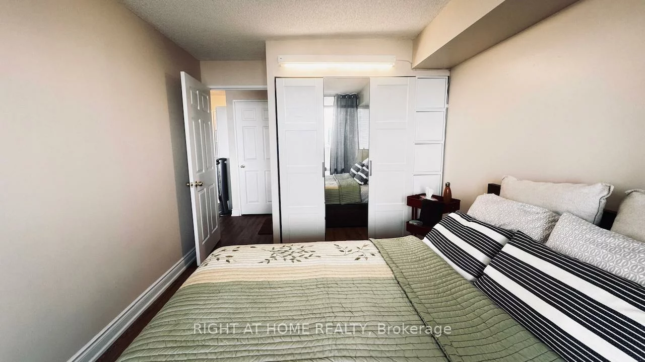 700, Constellation, Hurontario, Mississauga