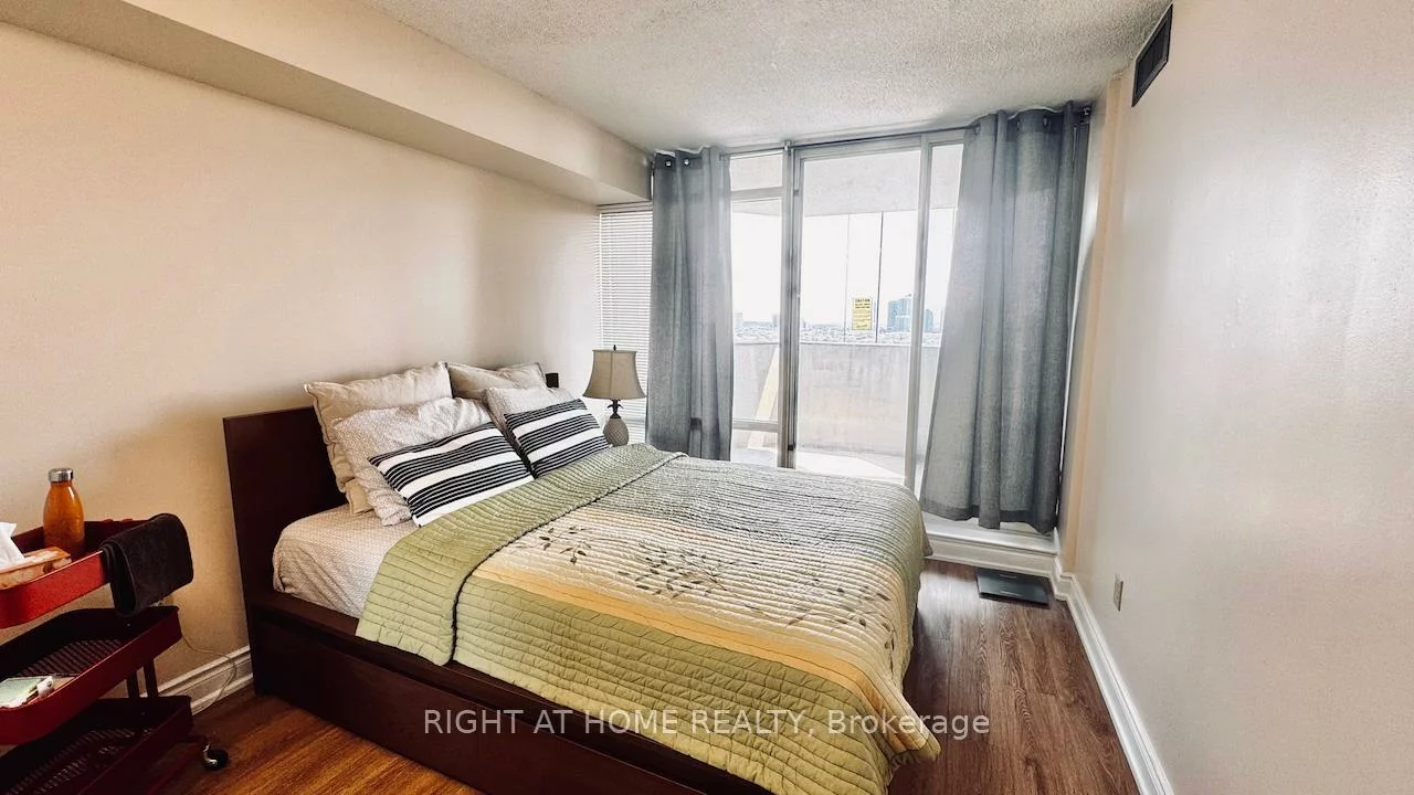 700, Constellation, Hurontario, Mississauga