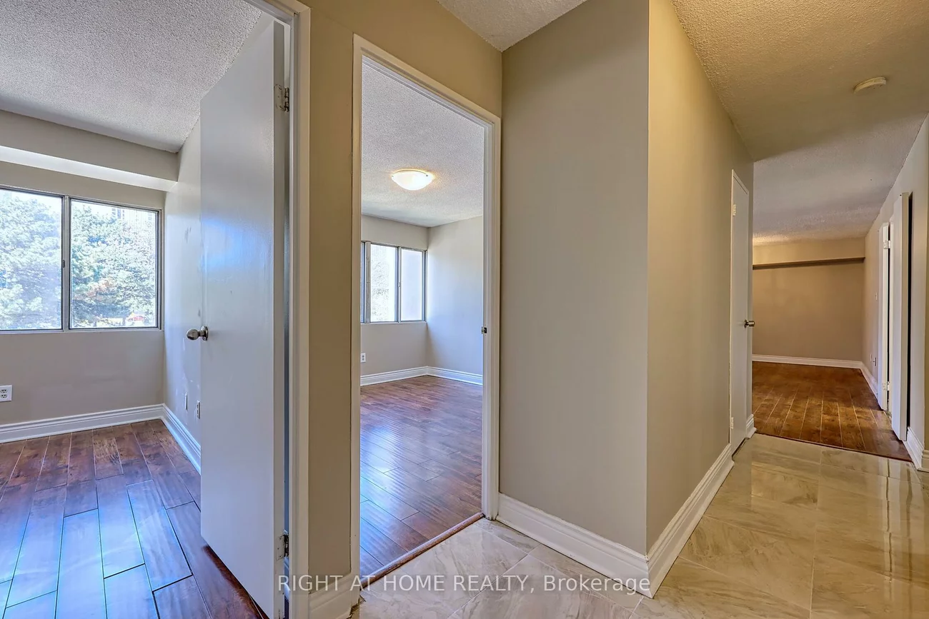 1580, Mississauga, Mississauga Valleys, Mississauga