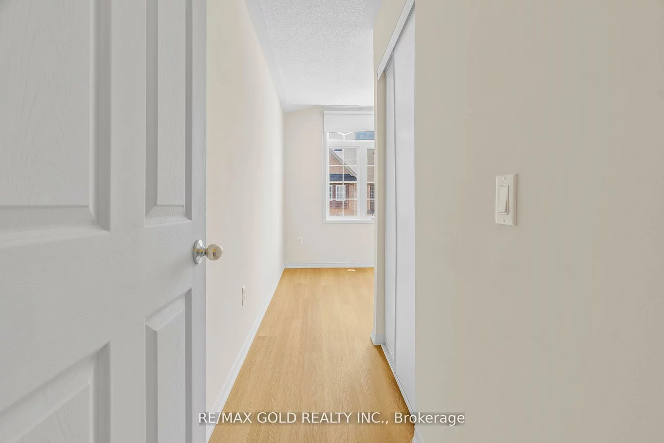 50, Strathaven, Hurontario, Mississauga