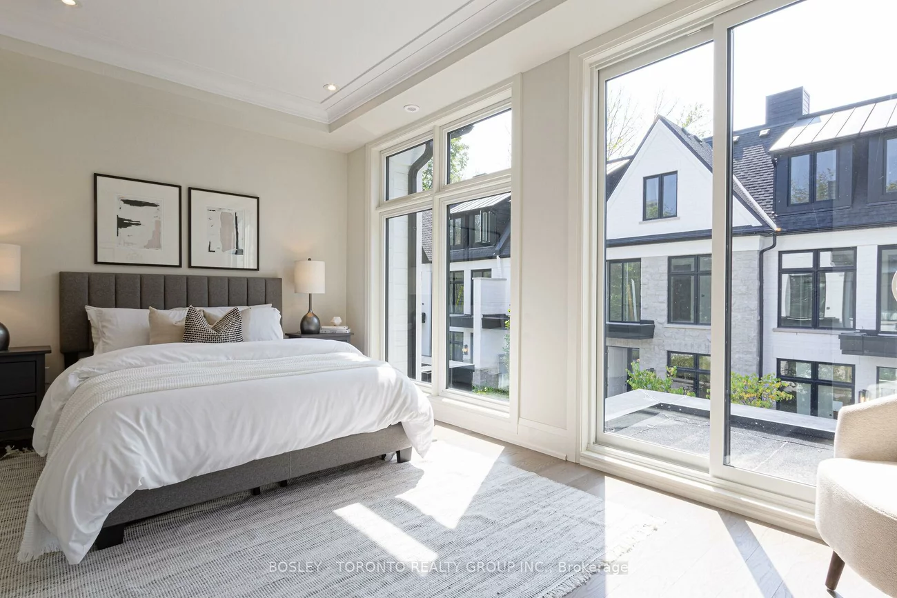 1138, Mona, Mineola, Mississauga