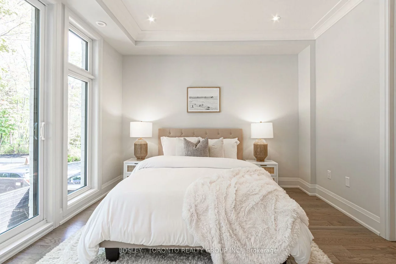 1138, Mona, Mineola, Mississauga